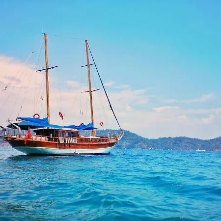 Navy Blue Yacht Charter Båthotell *