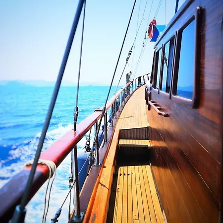 Navy Blue Yacht Charter Båthotell