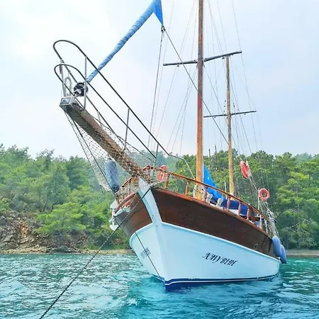 Navy Blue Yacht Charter 보트호텔