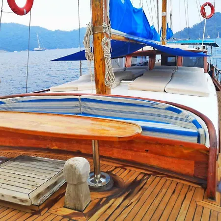 Navy Blue Yacht Charter 말마리스