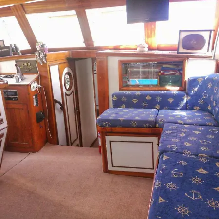 Navy Blue Yacht Charter 말마리스
