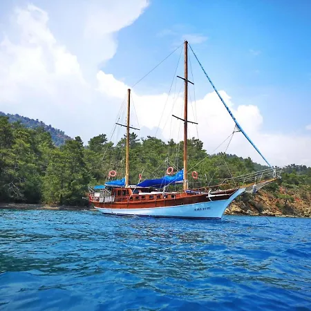 Navy Blue Yacht Charter 보트호텔 말마리스